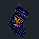 HAPPY CHANUKAH | Menorah Star von David Dreidel Kleiner Weihnachtsstrumpf<br><div class="desc">Dunkelblauer GLÜCKLICHER CHANUKAH Strumpf mit farbenprächtigen Star of David, Dreidel und Imitats gold Menorah in der Mitte. Der Platzhalter-Gruß ist KUNDENBAR, sodass Sie mit Ihrem Namen PERSONALISIEREN können, oder fügen Sie eine alternative Begrüßung. Das gleiche Design auf der Rückseite. Ideal, um Ihre kleinen Geschenke zu präsentieren. Ideal auch für diejenigen,...</div>