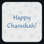 Happy Chanukah Snow Quadratischer Aufkleber<br><div class="desc">Hübsches Winterdesign auf einem einfachen Chanukah Aufkleber. Fallender Schnee mit großen Schneeflocken auf einem gereizten weißen Hintergrund. Text liest GLÜCKY CHANUKAH! Mit ein wenig Hilfe von meinen Freunden auf www.scrappindoodles.com. Von My_Christmas_Shoppe von She Wolf Medicine.</div>