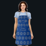 HAPPY CHANUKAH | Star of David | Monogram Blue Schürze<br><div class="desc">Stilvolle HAPPY CHANUKAH Schürze mit Imitaten silber STAR OF DAVID-Muster vor einem israelisch-mittelblauen Hintergrund. In der Mitte befindet sich ein KUNDENBARE Text, der in Imitaten die Silbertypografie "HAPPY CHANUKAH" liest. Oben befindet sich ein KUNDENBEWEGLICHES MONOGRAMM, das Sie durch Ihr eigenes ersetzen können. Matching-Elemente verfügbar. Großartiges Geschenk für Hanukka und das...</div>