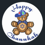 Happy Chanukah Teddy Bear Runder Aufkleber<br><div class="desc">Ein niedlicher Teddybär mit einem jüdischen Stern auf der Brust wünscht allen einen Happy Chanukah.</div>