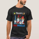 Happy Chrismukkah Gnomes Christmas Hanukkah T-Shirt<br><div class="desc">Funny Gnomes Hanukkah Design,  mit bezaubernden drei Garten Gnomie,  Weihnachtslicht,  mit der Menorah und dreidel auf einem festlichen jüdischen Feiertag Lichter Ornament Decor,  Great Hanukkah Chanukah Holiday Geschenk.</div>