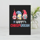 Happy Chrismukkah Gnomes Hanukkah Frohe Weihnachte Einladung (Stehend Vorderseite)