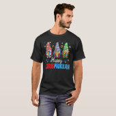 Happy Chrismukkah Gnomes Merry Christmas and Happy T-Shirt (Vorne ganz)