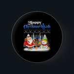 Happy Chrismukkah Jüdische Weihnachtszeit Hanukkah Button<br><div class="desc">Weihnachtsjunge Kinder Kinder Jugendliche Männer. Funny Spaß Grafik Tee Kostüme für diejenigen,  die glauben an Weihnachtsmann,  Liebe Hirsch,  Rentier,  Elf,  Elfen,  Gesang Songs,  Party Dekoration,  Baum,  Hut,  Socken Dieses Weihnachtstee mit Grafik ist ein großes Weihnachtsgeschenk</div>