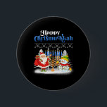 Happy Chrismukkah Jüdische Weihnachtszeit Hanukkah Button<br><div class="desc">Weihnachtsjunge Kinder Kinder Jugendliche Männer. Funny Spaß Grafik Tee Kostüme für diejenigen,  die glauben an Weihnachtsmann,  Liebe Hirsch,  Rentier,  Elf,  Elfen,  Gesang Songs,  Party Dekoration,  Baum,  Hut,  Socken Dieses Weihnachtstee mit Grafik ist ein großes Weihnachtsgeschenk</div>