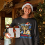 Happy Chrismukkah Jüdische Weihnachtszeit Hanukkah Sweatshirt<br><div class="desc">Dieses fröhliche Christmukka Outfit ist das perfekte Hanukkah-Geschenk für jew Männer,  Frauen,  Kinder. Perfektes jüdisches Weihnachtsgeschenk,  um neben Ihrem Chanukah Ornament,  Dekorationen,  Socken,  Kerzen und Menorah während der Winterferien zu tragen!</div>
