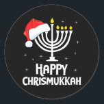 Happy Chrismukkah Weihnachtsmannmütze Menorah Weih Runder Aufkleber<br><div class="desc">Happy Chrismukkah Weihnachtsmannmütze Menorah Weihnachten</div>