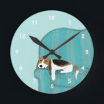 Happy Couch Beagle - Niedliches Hundebanddesign Runde Wanduhr<br><div class="desc">Art Illustration eines glücklichen Beagle, der sich auf der Zuhause auf dem Sofa ausruht. Dieser schlafende Welpenhund Liebe seinen Platz auf dem Sofa. Die Wanduhr eines niedlichen Hundeliebhabers für Zuhause oder Büro. Ein perfektes Geschenk für jeden Liebhaber von Haustieren. Karo in Jenn’s Doodle World für noch mehr niedliche Tiere dekorative...</div>