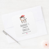 Happy Cow in einer Niedlichen Red Hat Candle Quadratischer Aufkleber (Umschlag)
