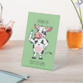 Happy Cow mit Babyflasche Cartoon Sockelschild (In SItu)