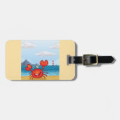Happy Crab on Beach with Lighthouse Gepäckanhänger (Vorderseite horizontal)