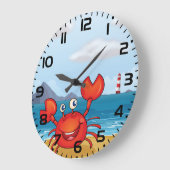 Happy Crab on Beach with Lighthouse Große Wanduhr (Winkel)