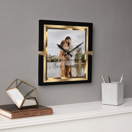 Happy Custom Year Jubiläum, Schwarz und Gold Quadratische Wanduhr (Büro)