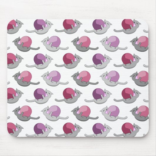 Happy Cute Cats Playing with Balls Pattern Mousepad (Vorne)