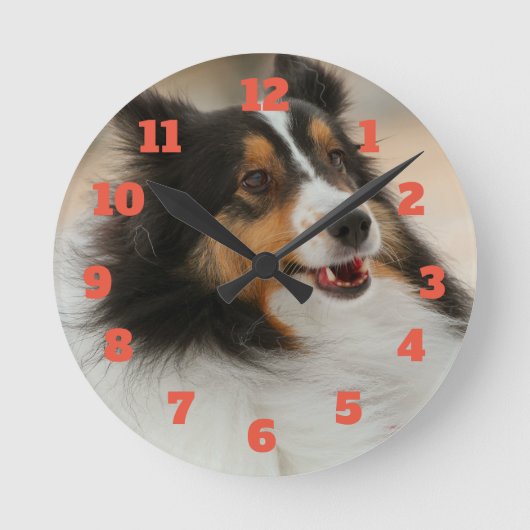 Happy-Dach Runde Wanduhr (Vorderseite)