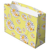 Happy Daisies on Yellow Große Geschenktüte (Rückseite Schrägansicht)