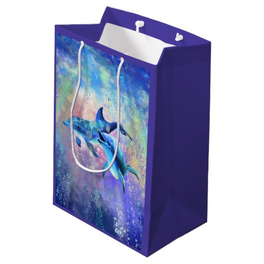 Happy Dolphin Couple-Geschenktasche Mittlere Geschenktüte (Rückseite Schrägansicht)