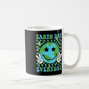 Happy Earth Day Shirt Niedliche Erde mit floraler Kaffeetasse