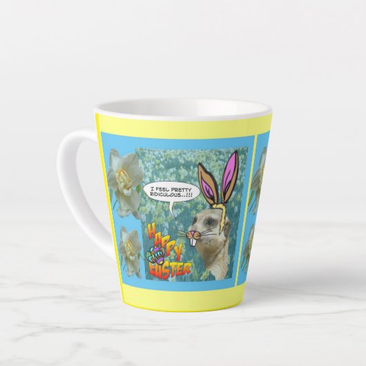 Happy East Meerkat Daffodils Design Latte Tasse (Linke Ecke)