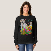 Happy Easter Day Labrador Retriever mit Easter Eg Sweatshirt (Vorne ganz)