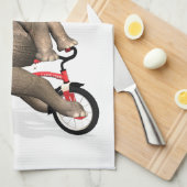 Happy Elephant auf Tricycle Handtuch (Viertel Falte)