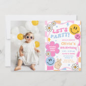 Happy Face Smile Groovy Checkered Geburtstag Foto Einladung (Vorderseite)