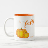 Happy Fall Text und Pumpkins personalisierbare Nam Zweifarbige Tasse (Links)