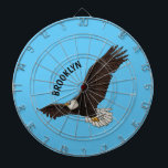 Happy-Fan Glatze Cartoon Illustration Dartscheibe<br><div class="desc">Dieser glückliche Glatzadler fliegt hoch am Himmel. Gezeichnet in lustiger Illustration Stil.</div>