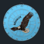 Happy-Fan Glatze Cartoon Illustration Dartscheibe<br><div class="desc">Dieser glückliche Glatzadler fliegt hoch am Himmel. Gezeichnet in lustiger Illustration Stil.</div>