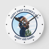 Happy First Vatertag Custom Foto & Text Runde Wanduhr (Vorderseite)