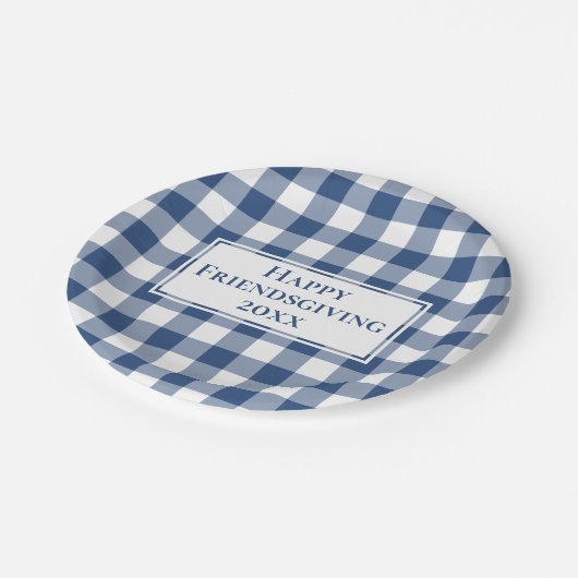 Happy Friendsgiving Blue White Gingham Kariert Pappteller (Schrägansicht)