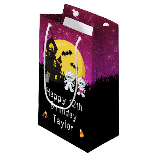 Happy Geburtstag Halloween Mummy Pink Kleine Geschenktüte (Vorderseite Schrägansicht)