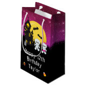 Happy Geburtstag Halloween Mummy Pink Kleine Geschenktüte (Rückseite Schrägansicht)