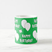 Happy Geburtstag mit Balloons grünem Hintergrund Kaffeetasse (Mittel)