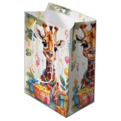 Happy Giraffe mit Geschenken & Kuchen | Mittlere Geschenktüte (Vorderseite Schrägansicht)