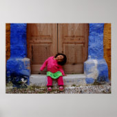 Happy Girl between Blue Pillars Poster (Vorne)