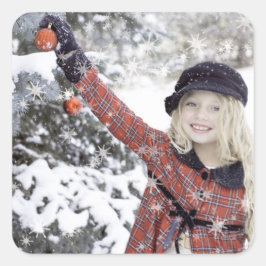 Happy Girl dekoriert Weihnachtsbaum Quadratischer Aufkleber