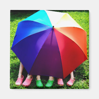 Happy Girls unter einem Regenbogen Magnet