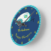 Happy Glamper Aquamarine Vintag Teardrop Trailer Runde Wanduhr (Winkel)