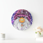 Happy Gnome in Lila Hat Weihnachtszeit Große Wanduhr (Zuhause)