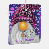 Happy Gnome in Lila Hut Singt ein Weihnachtslied Keramikornament (Rechts)