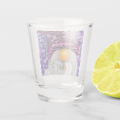 Happy Gnome in Lila Hut Singt ein Weihnachtslied Schnapsglas (Rückseite)