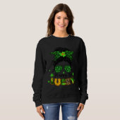 Happy Go Lucky Messy Bun Shamrock St Patrick s Day Sweatshirt (Vorne ganz)