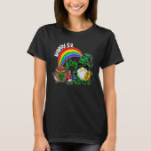 Happy Go Lucky Rainbow Gnome Shamrock Funny St Pat T-Shirt (Vorderseite)