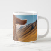 Happy Golden Retriever Running Jumbo-Tasse (Rechts)