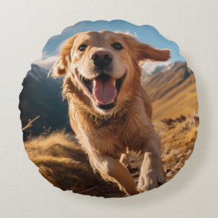 Happy Golden Retriever Running Rundes Kissen