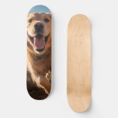 Happy Golden Retriever Running Skateboard (Vorderseite)
