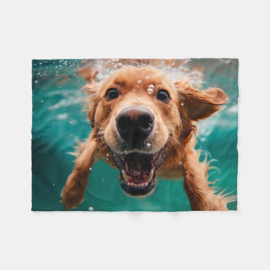 Happy Golden Retriever Schwimmen unter Wasser Fleecedecke (Vorderseite (Horizontal))