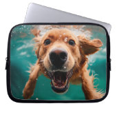 Happy Golden Retriever Schwimmen unter Wasser Laptopschutzhülle (Vorderseite)