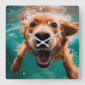 Happy Golden Retriever Schwimmen unter Wasser Quadratische Wanduhr (Vorderseite)